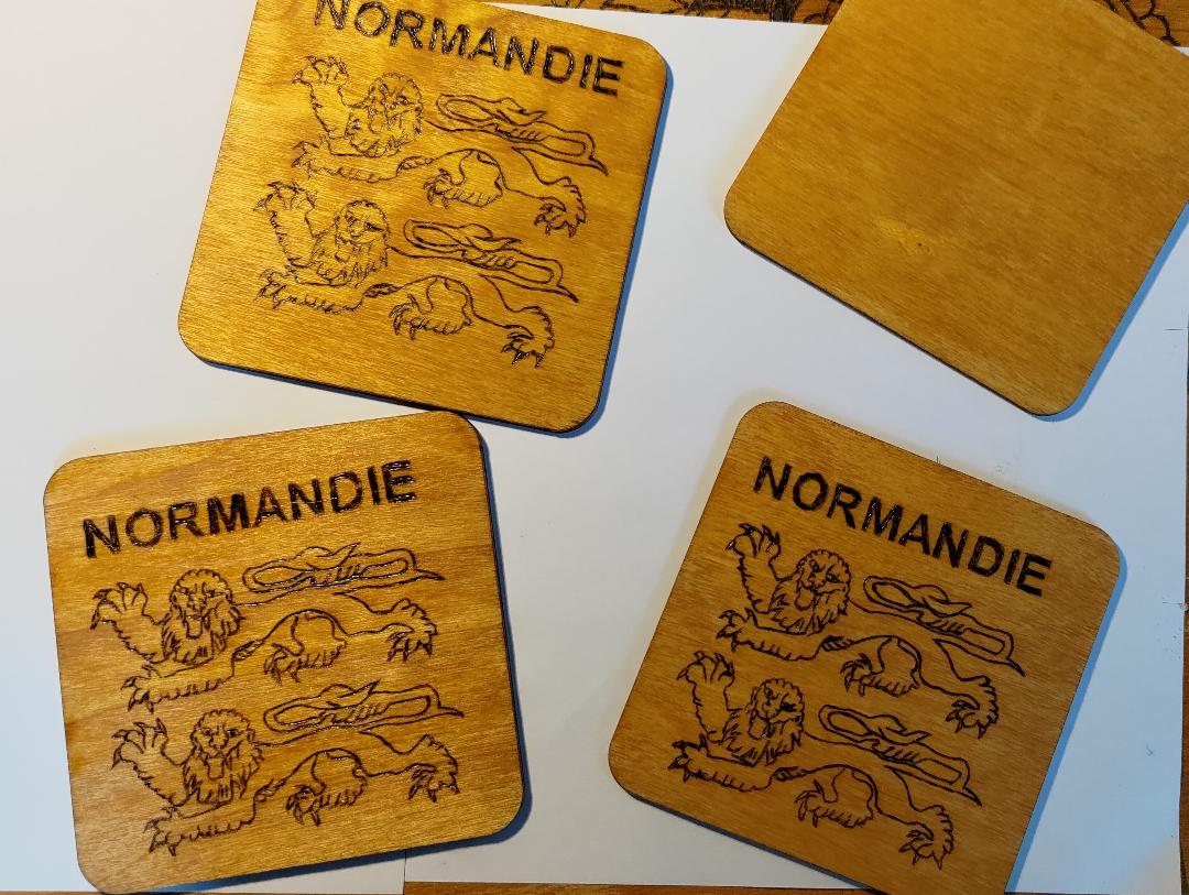 Sous-verre pyrogravés Normandie travail du bois Sous verre pyrogravés avec logo Lions de Normandie