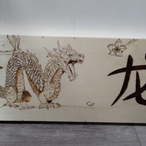 Dragon pyrogravé avec pagode et fleurs de cerisiers