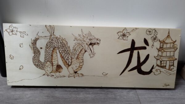 Dragon pyrogravé avec pagode et fleurs de cerisiers