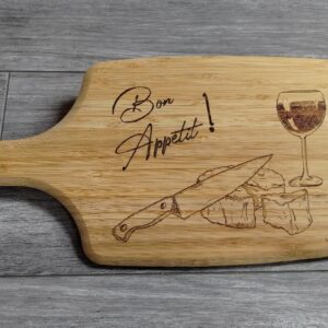 Planche apéritive avec dessin verre de vin, fromage et couteau. Ecriture Bon appétit